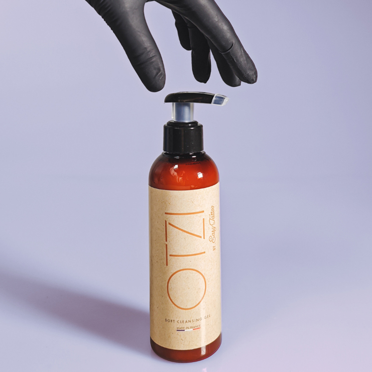 Photo d'un savon doux à pompe pour le nettoyage du tatouage 